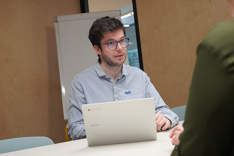 Assistant à distance travaillant sur ordinateur dans un bureau professionnel.
