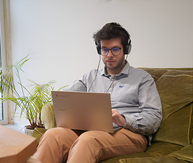 Assistant à distance travaillant sur ordinateur portable dans un espace de coworking.